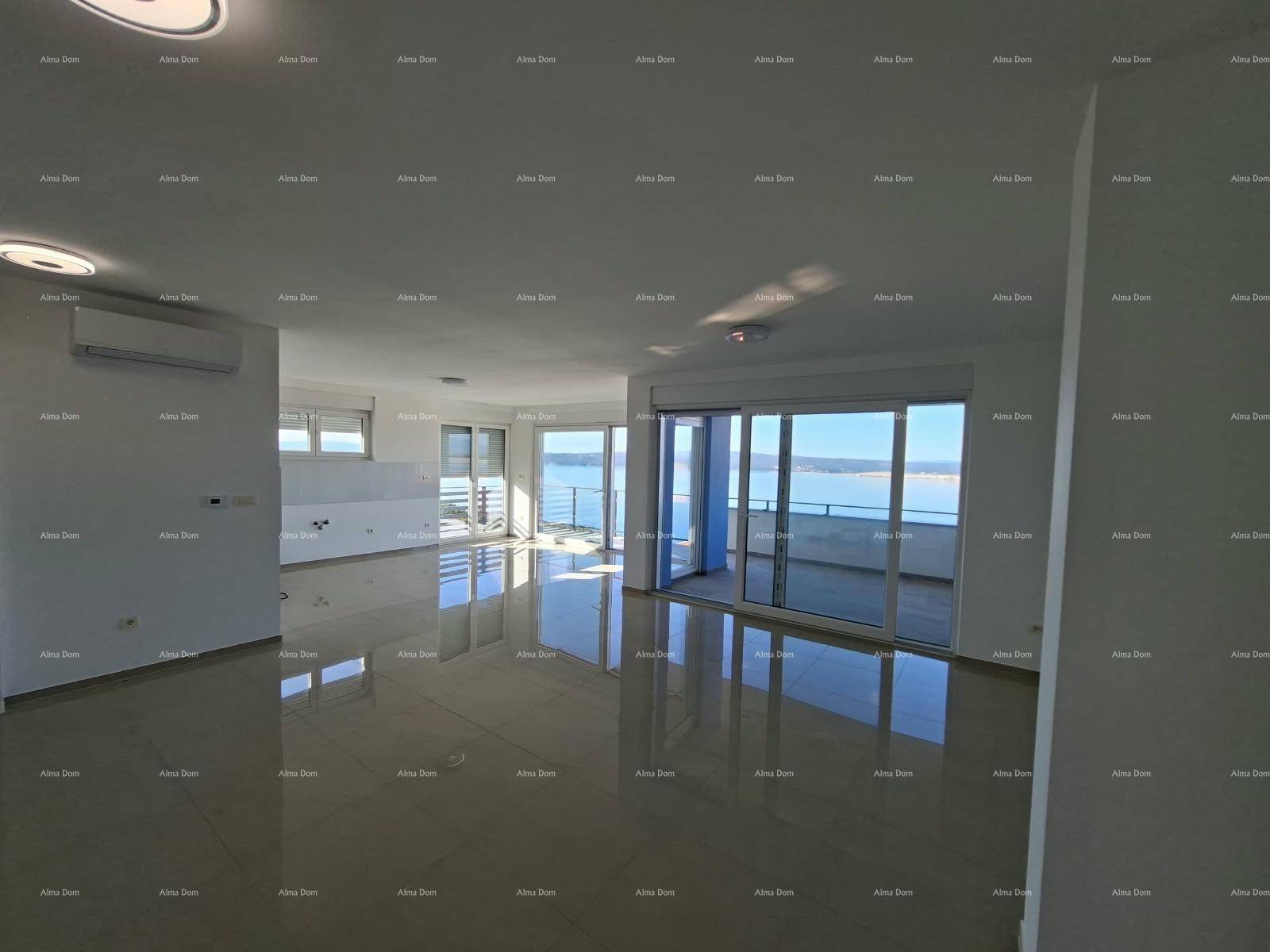 Geräumiger Wohnbereich mit Klimaanlage, glänzenden Fliesen und weitem Blick auf das Meer.