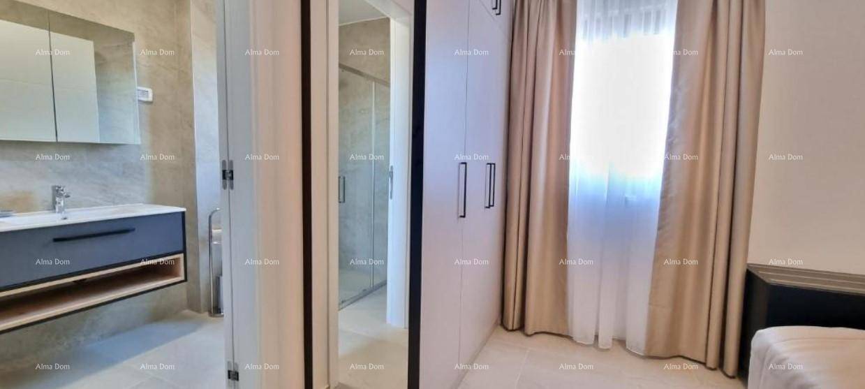 Schlafzimmer mit hellem Kleiderschrank und direktem Zugang zu einem modernen Badezimmer mit Dusche.