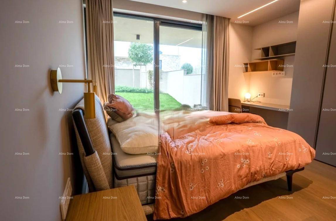 Gemütliches Schlafzimmer mit Holzboden, großem Fenster und Zugang zum Garten.