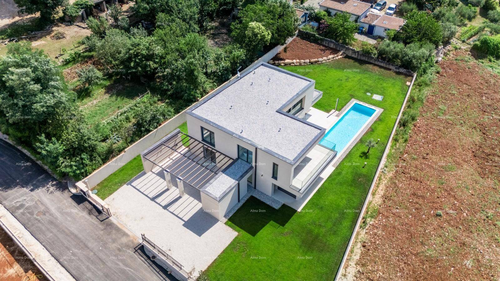 Moderne Villa mit Flachdach, Pool und gepflegtem Rasen, umgeben von viel Grün.