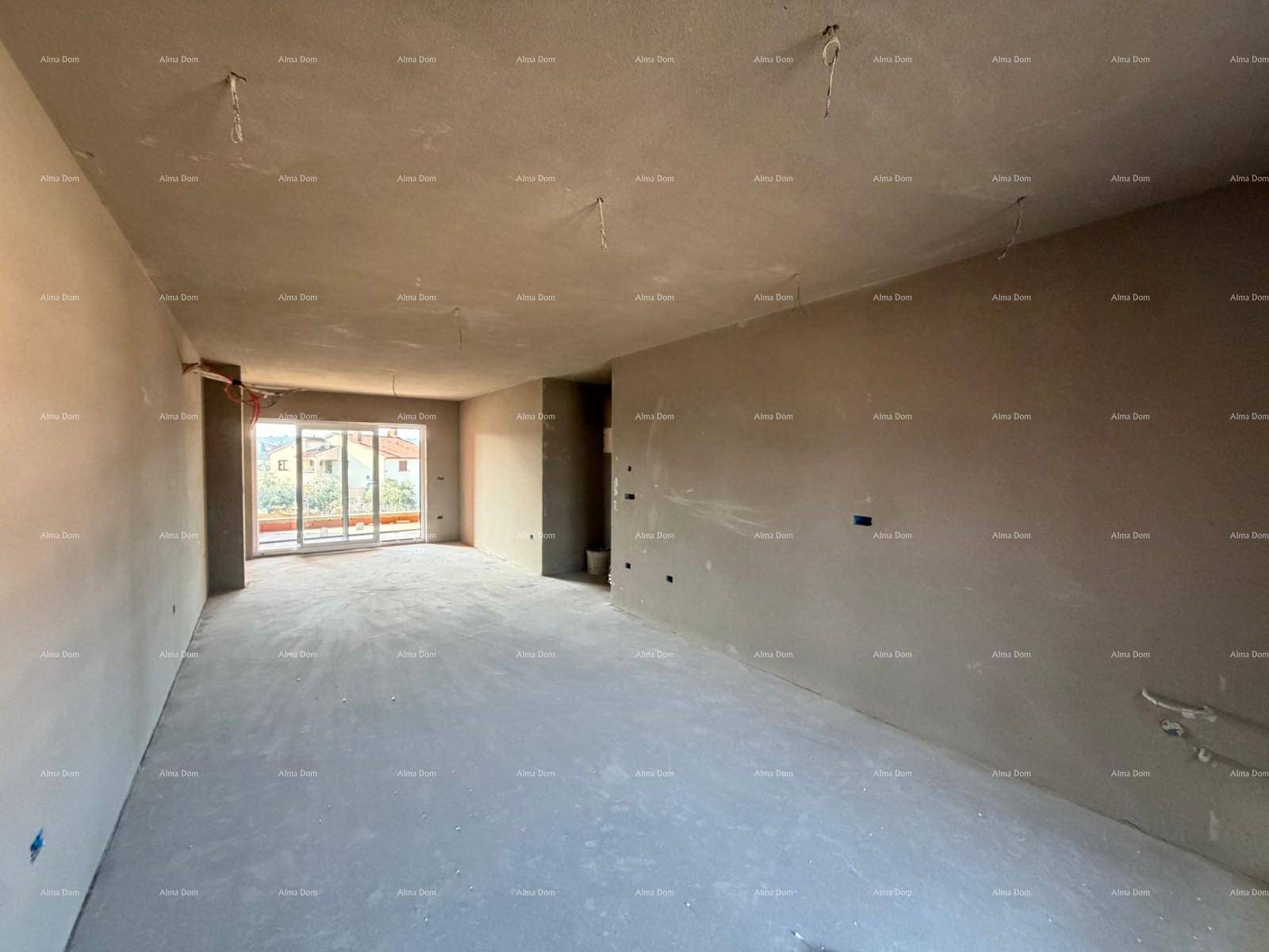 Geräumiger Wohnbereich im Rohbau mit großen Schiebetüren, viel Tageslicht und Betonboden.