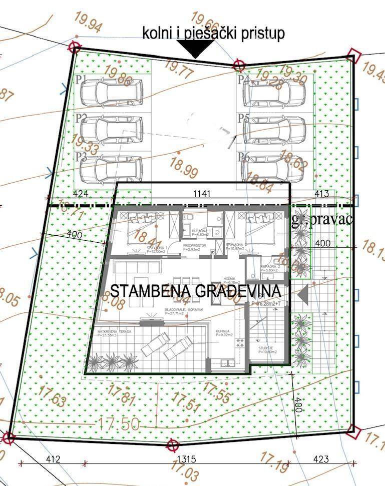 Lageplan des Grundstücks mit Gebäudegrundriss, Parkplätzen und Zugangswegen.