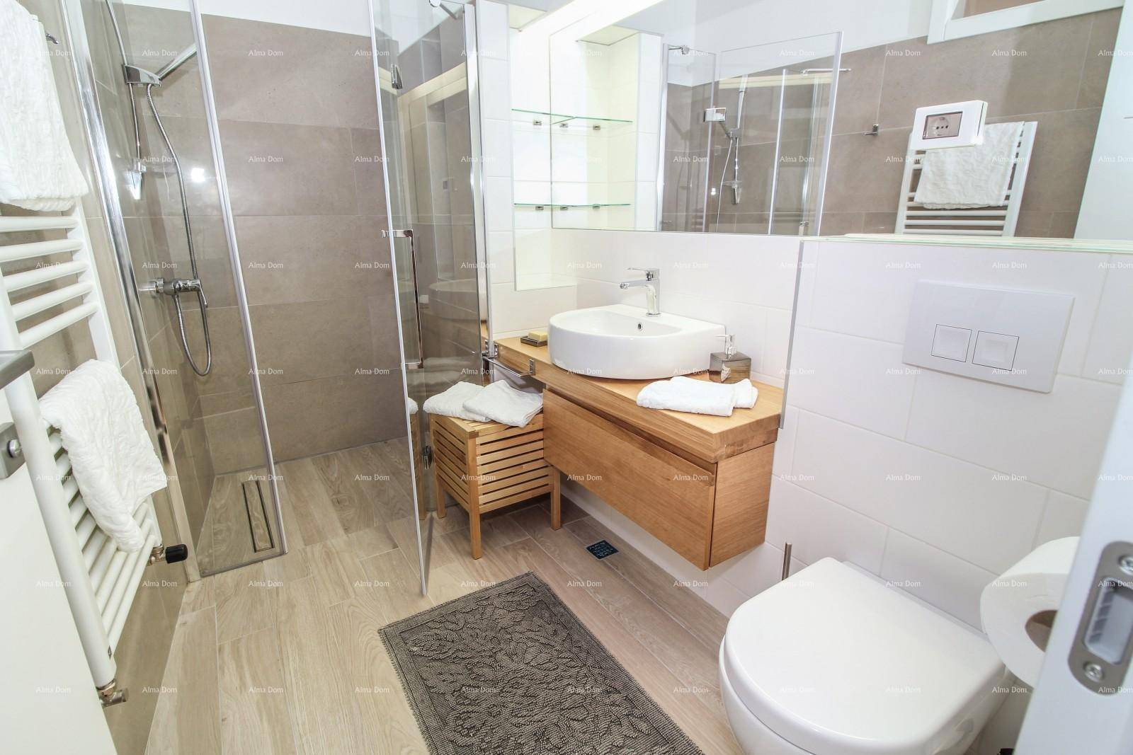 Modernes Badezimmer mit begehbarer Dusche, Holzwaschtisch und beheiztem Handtuchhalter.