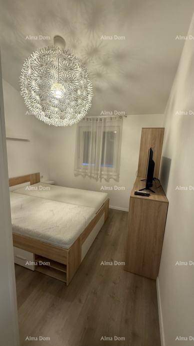 Schlafzimmer mit Doppelbett, Holzmöbeln und einem Fenster für natürliches Licht.