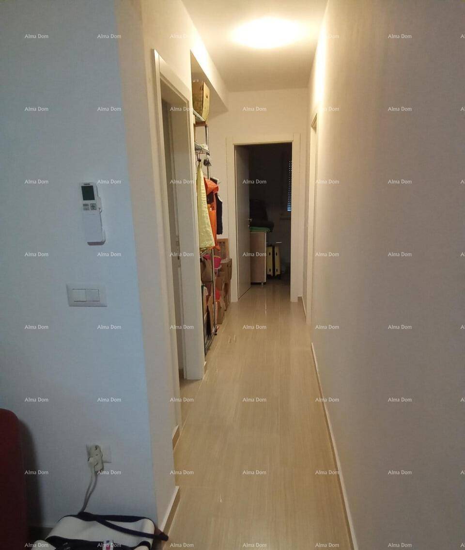 Heller Flur mit Fliesenboden und Zugang zu verschiedenen Räumen.