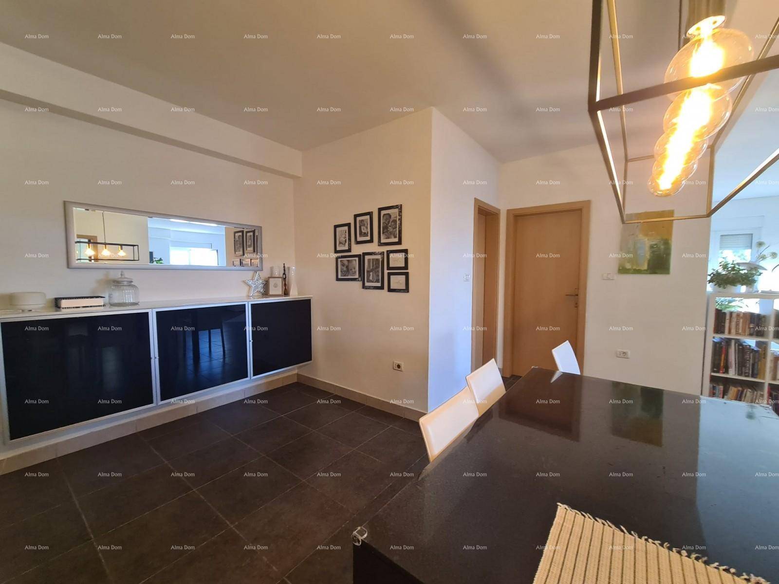 Essbereich mit modernem Sideboard, Spiegel und Blick in den offenen Wohnbereich.