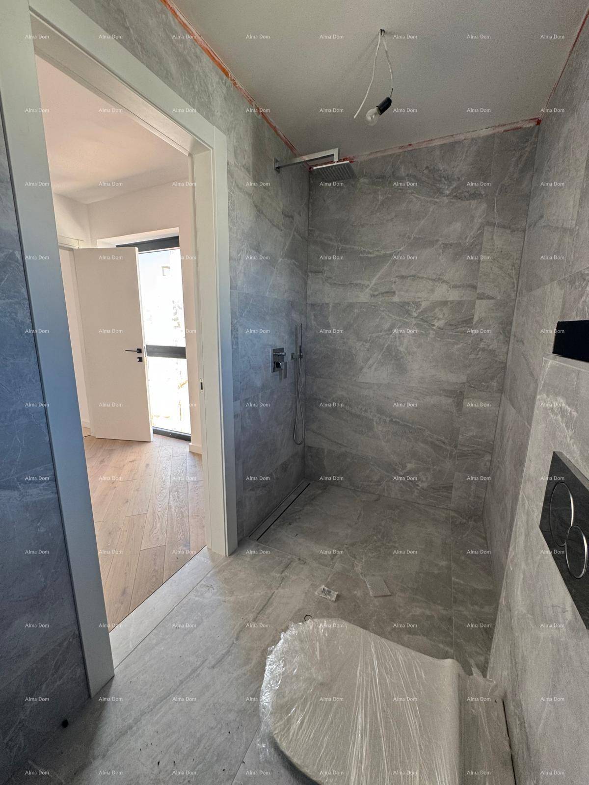 Modernes Badezimmer mit großzügiger begehbarer Dusche und grauen Fliesen.