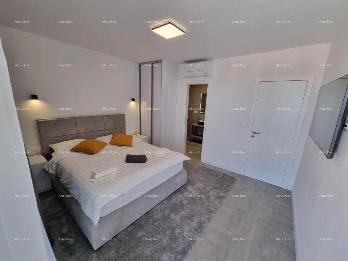 Komfortables Schlafzimmer mit Doppelbett, Schiebetürenschrank und Klimaanlage für angenehme Nächte.
