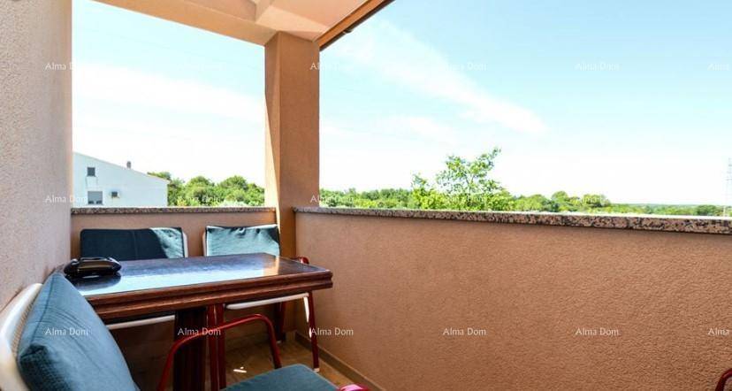 Balkon mit Esstisch und Stühlen, bietet einen schönen Ausblick auf die umliegende Landschaft.