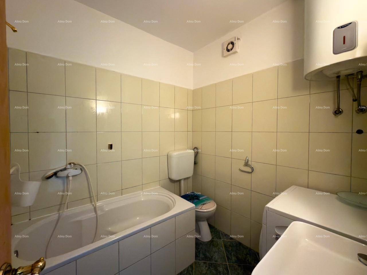 Badezimmer mit Badewanne, Toilette, Waschbecken und Waschmaschine.
