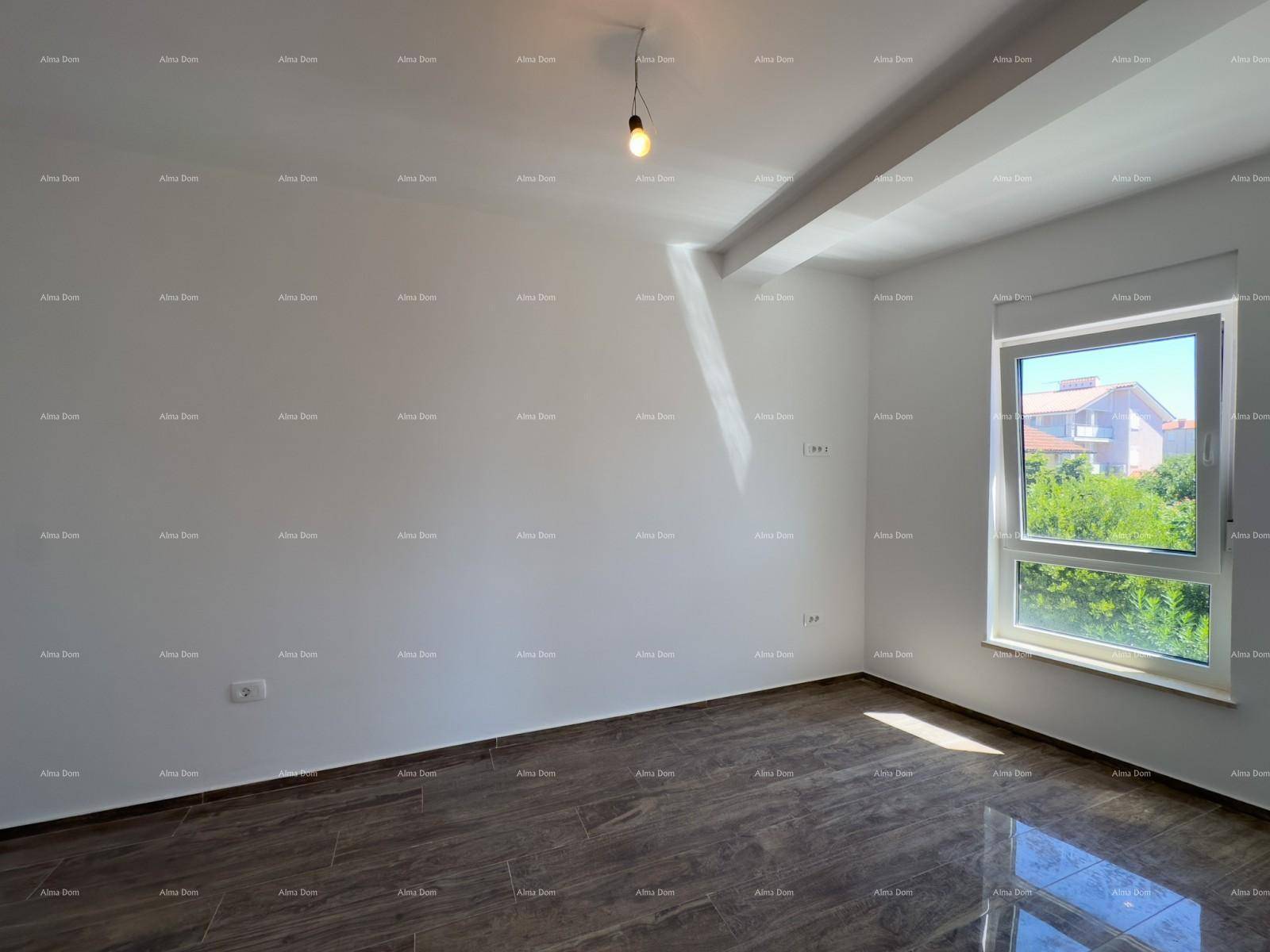 Helles Schlafzimmer mit dunklen Fliesen und einem großen Fenster, das den Blick nach draußen ermöglicht.