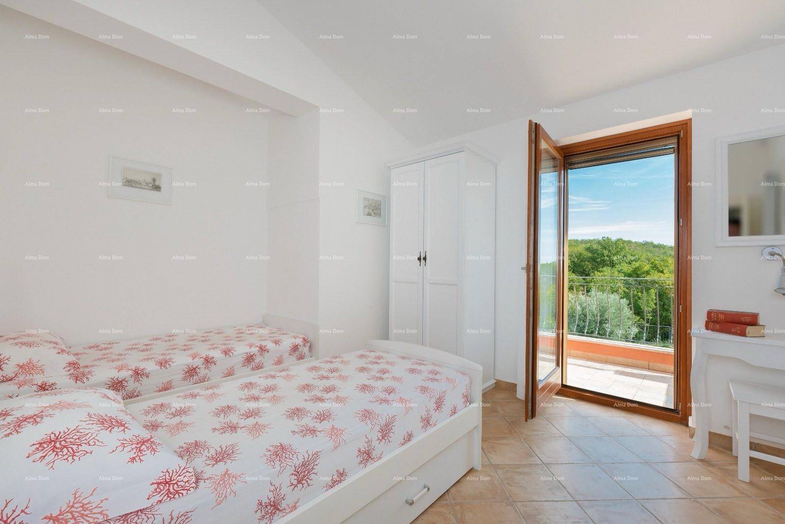 Helles Schlafzimmer mit zwei Einzelbetten, weißem Kleiderschrank und Balkonzugang mit Blick ins Grüne.