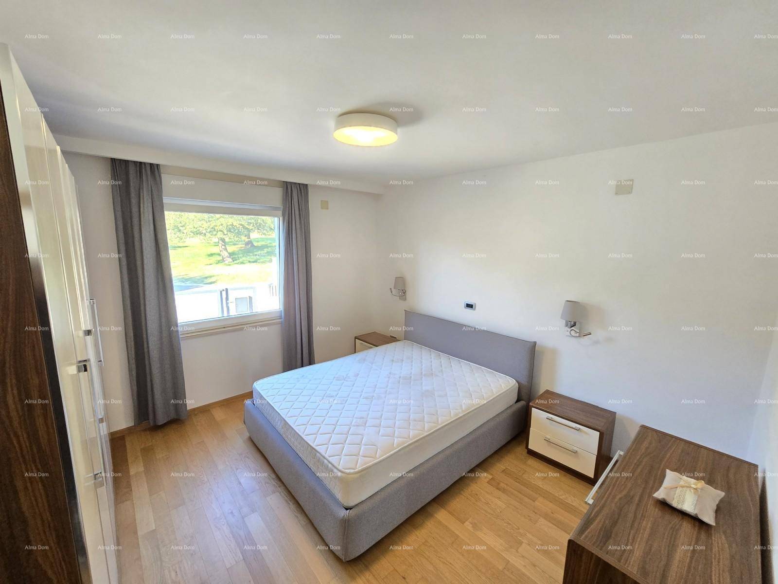 Geräumiges Schlafzimmer mit Doppelbett, Holzboden und großem Fenster.