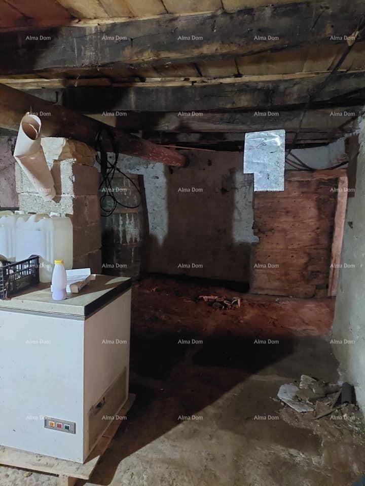 Rustikaler Lagerraum mit Holzbalken und einem Gefrierschrank, der als Abstellfläche genutzt wird.