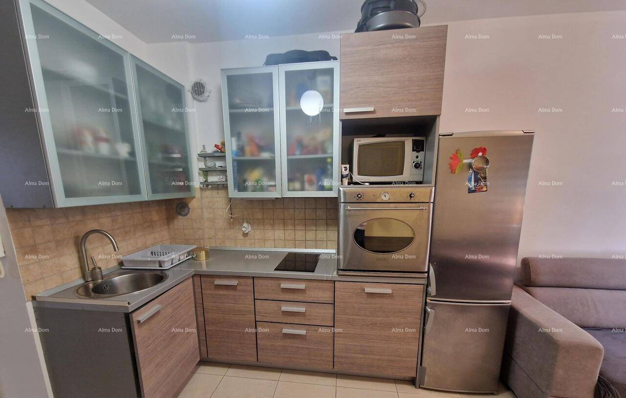 Moderne Küche mit Holzfronten, Edelstahlgeräten und Induktionskochfeld.