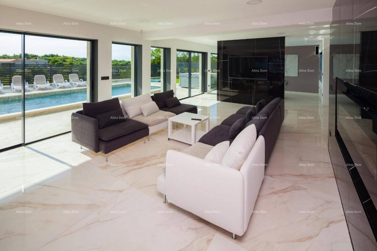 Modernes Wohnzimmer mit großen Fenstern, Blick auf den Pool und eleganten Fliesenboden.