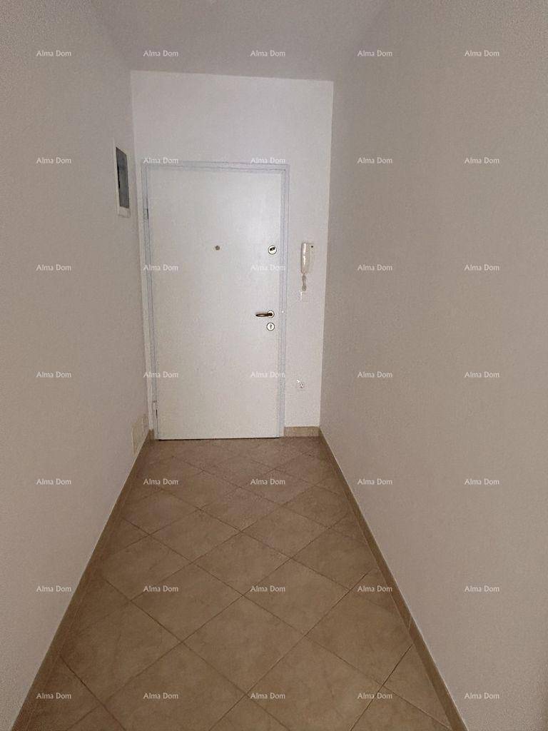Eingangsbereich mit Fliesenboden und Sicherheitstür, führt direkt in die Wohnung.