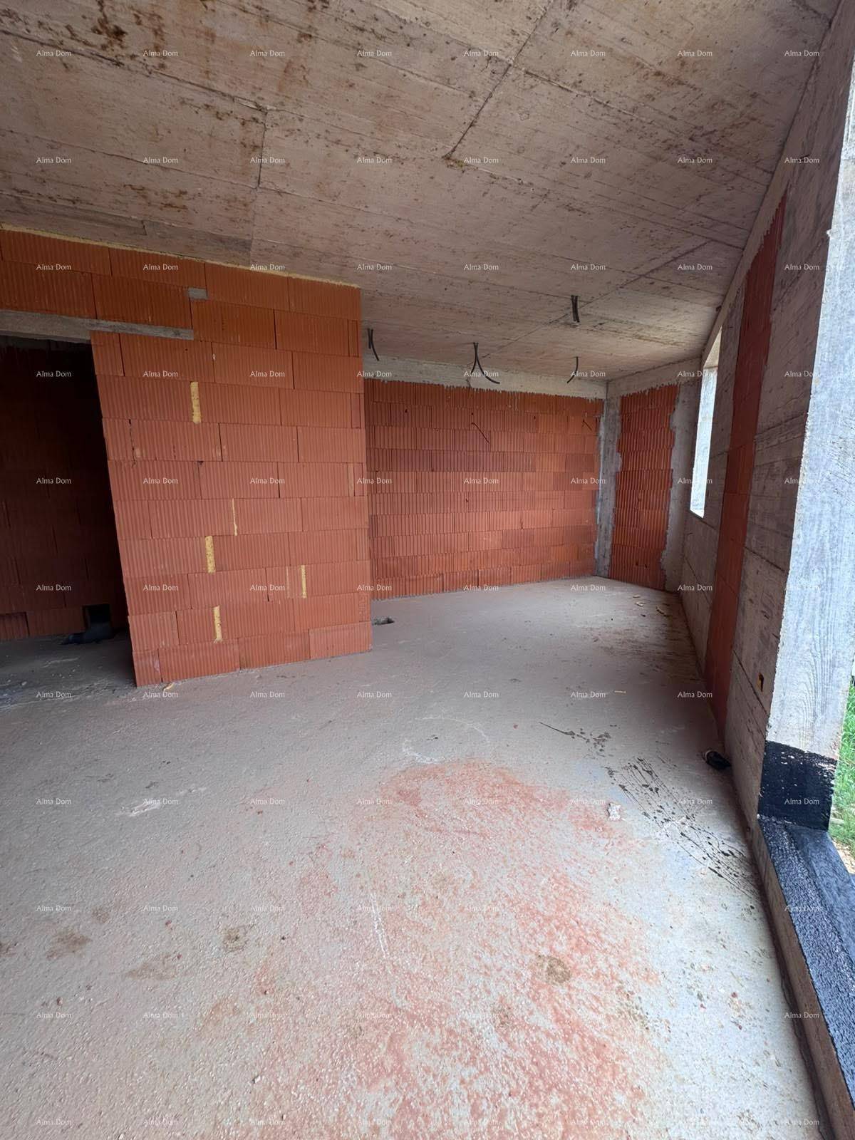 Unfertiger Innenraum mit Ziegelwänden und Betonboden, bereit für den weiteren Ausbau.