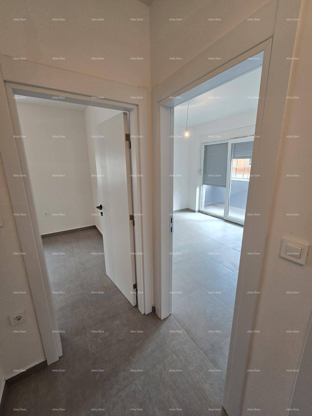 Flur mit Blick in angrenzende Zimmer, eines davon mit Balkonzugang und Rollladen.