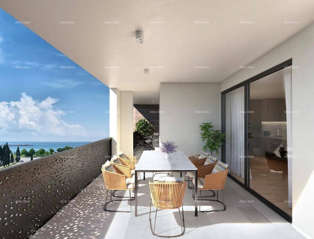 Geräumiger Balkon mit Meerblick, Esstisch und modernen Outdoor-Möbeln.