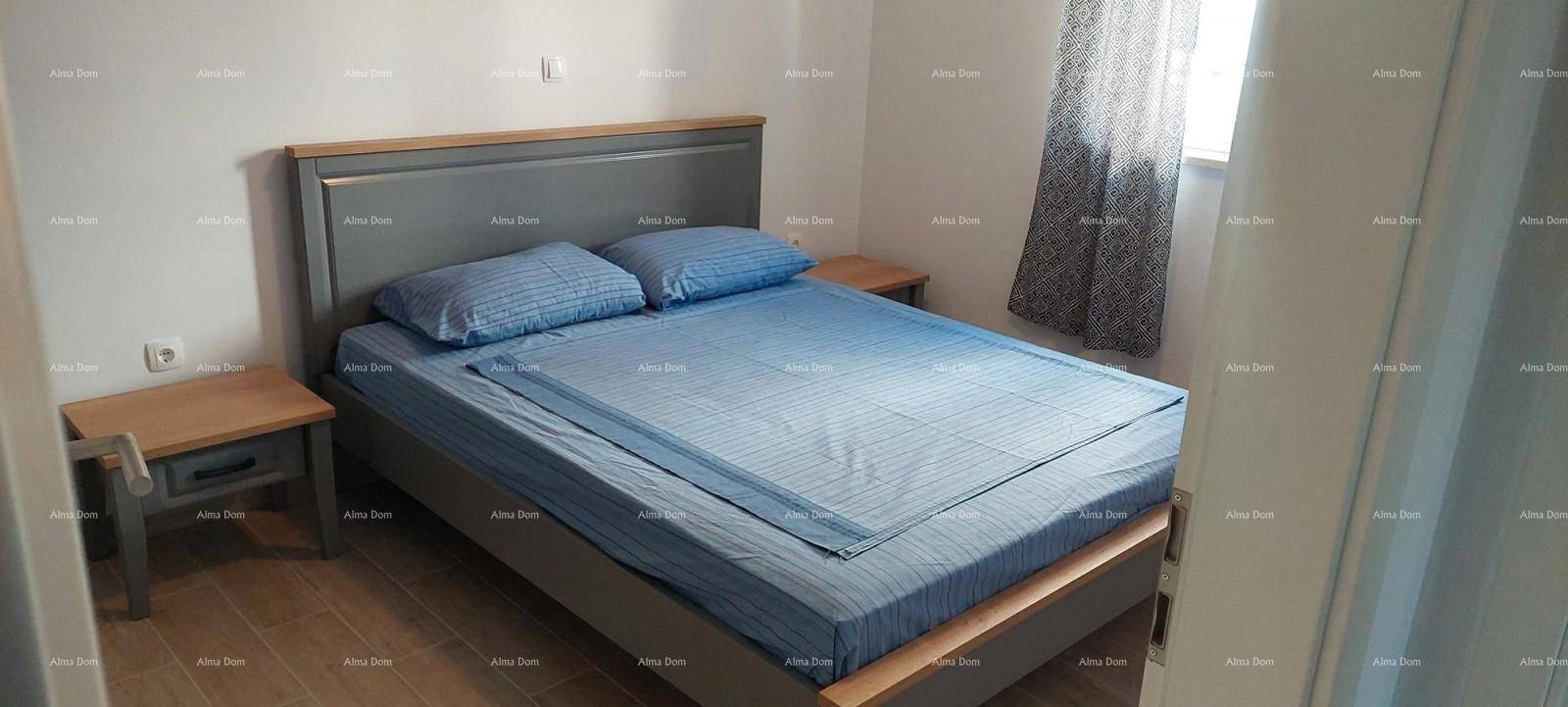 Schlafzimmer mit Doppelbett, Nachttischen und Fenster für natürliches Licht und Belüftung.