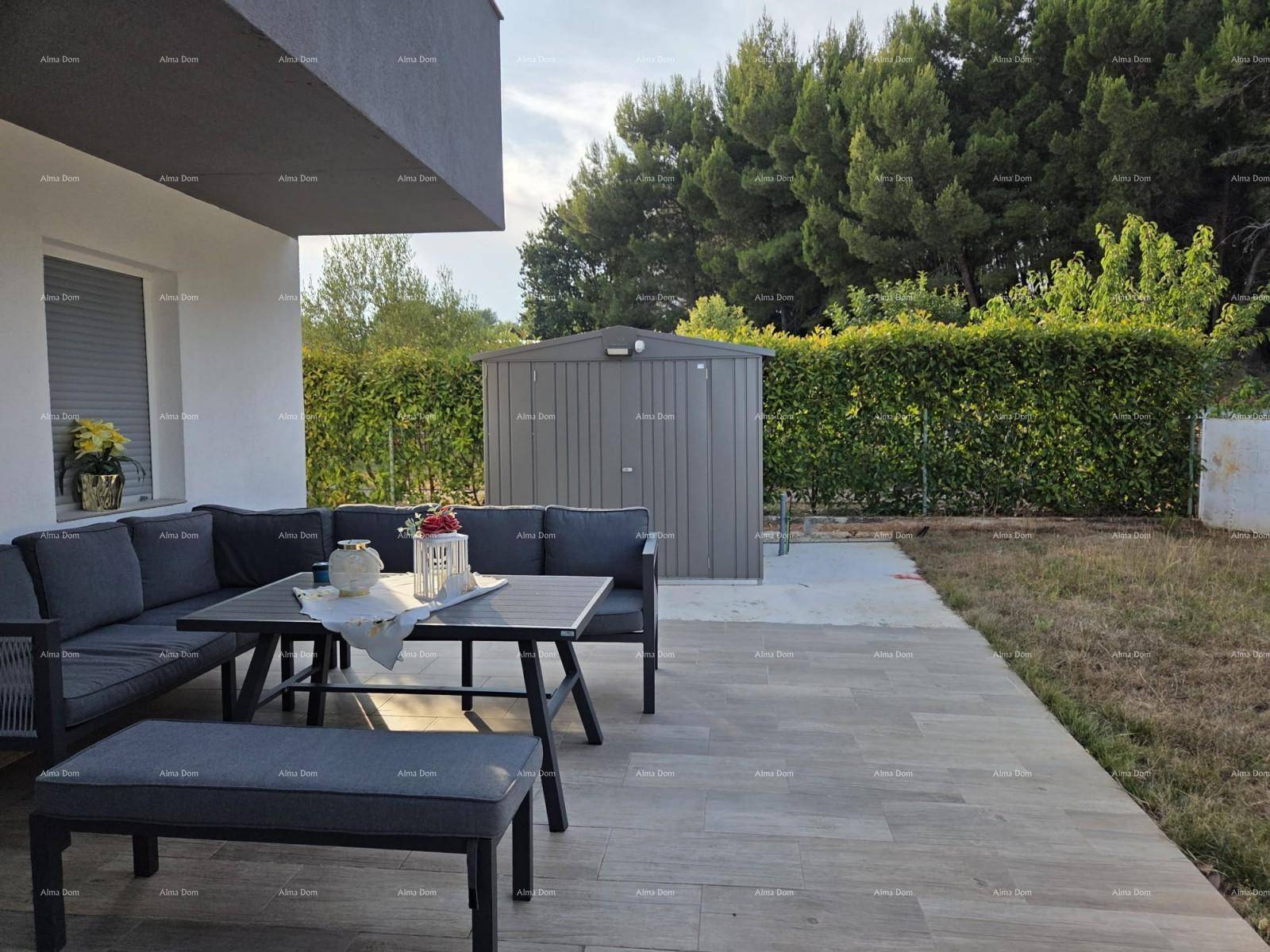 Weitläufige Terrasse mit Loungemöbeln und Gartenbereich, perfekt für Entspannung im Freien.