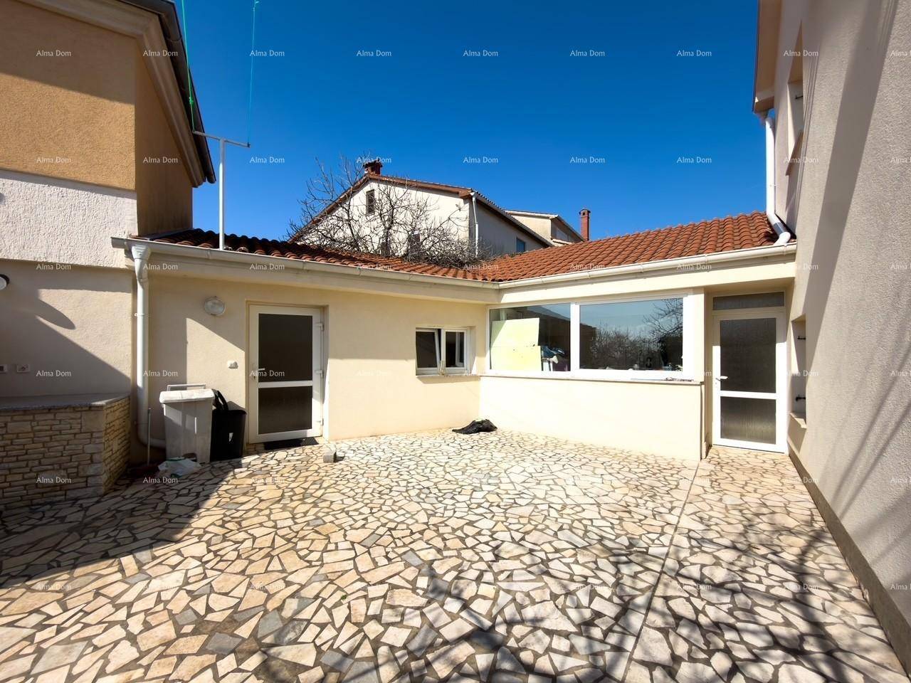 Gepflasterter Außenbereich neben dem Haus mit Fliesenboden.