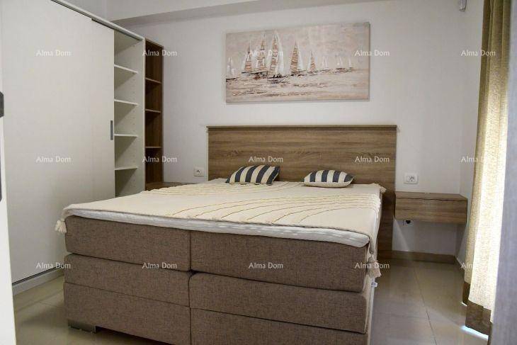 Helles Schlafzimmer mit großem Doppelbett, Schiebetürenschrank und Holzkopfteil.