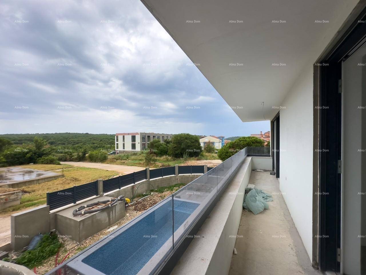 Balkon im Bau mit schmalem Pool und Glasgeländer, bietet einen weiten Ausblick.