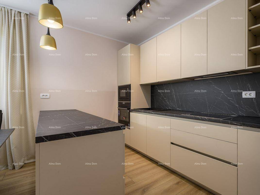 Moderne Einbauküche mit Kücheninsel, dunkler Arbeitsplatte und integrierten Backöfen.