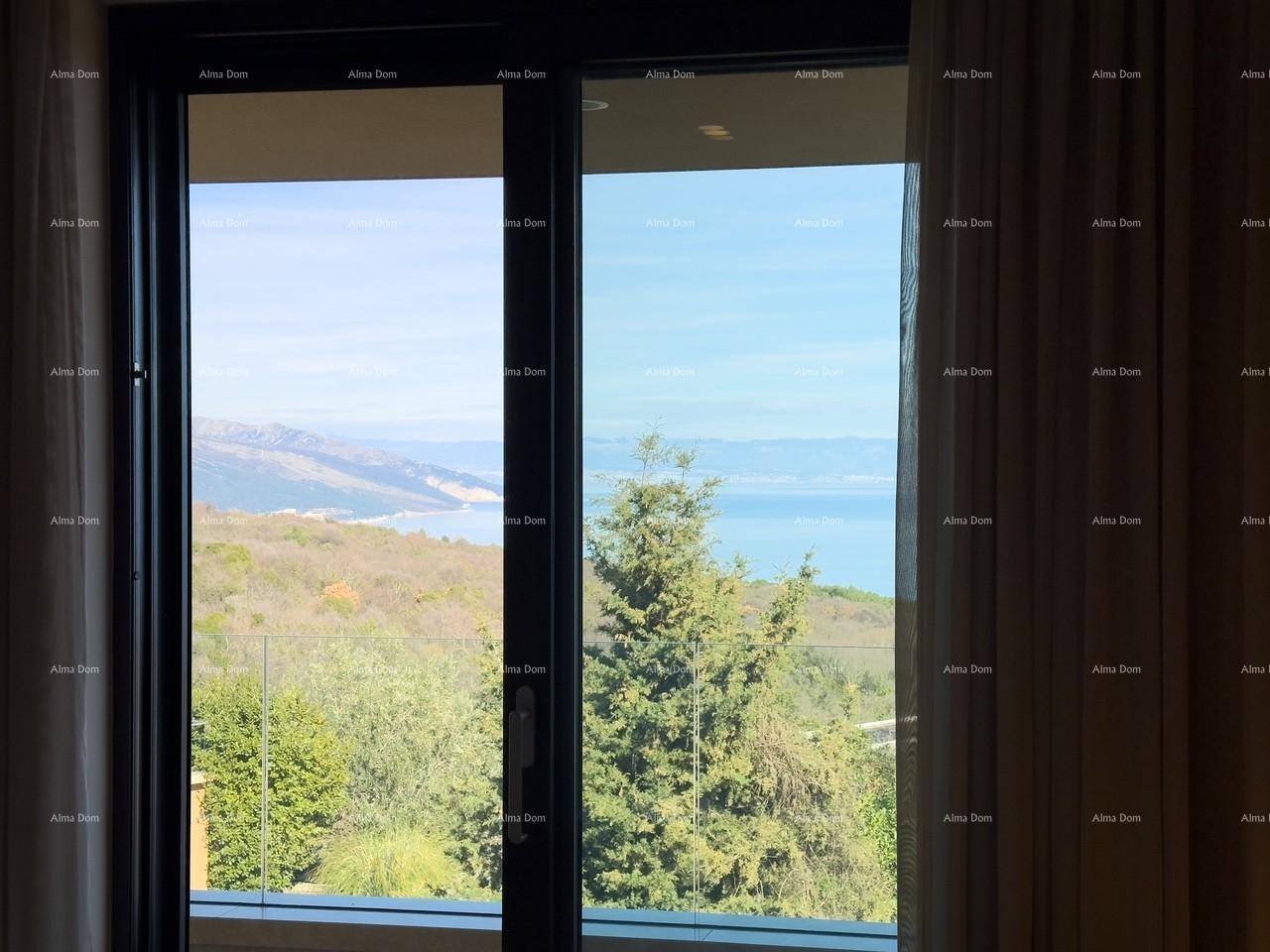 Weitläufiger Meerblick und Bergblick durch das große Fenster des Schlafzimmers.