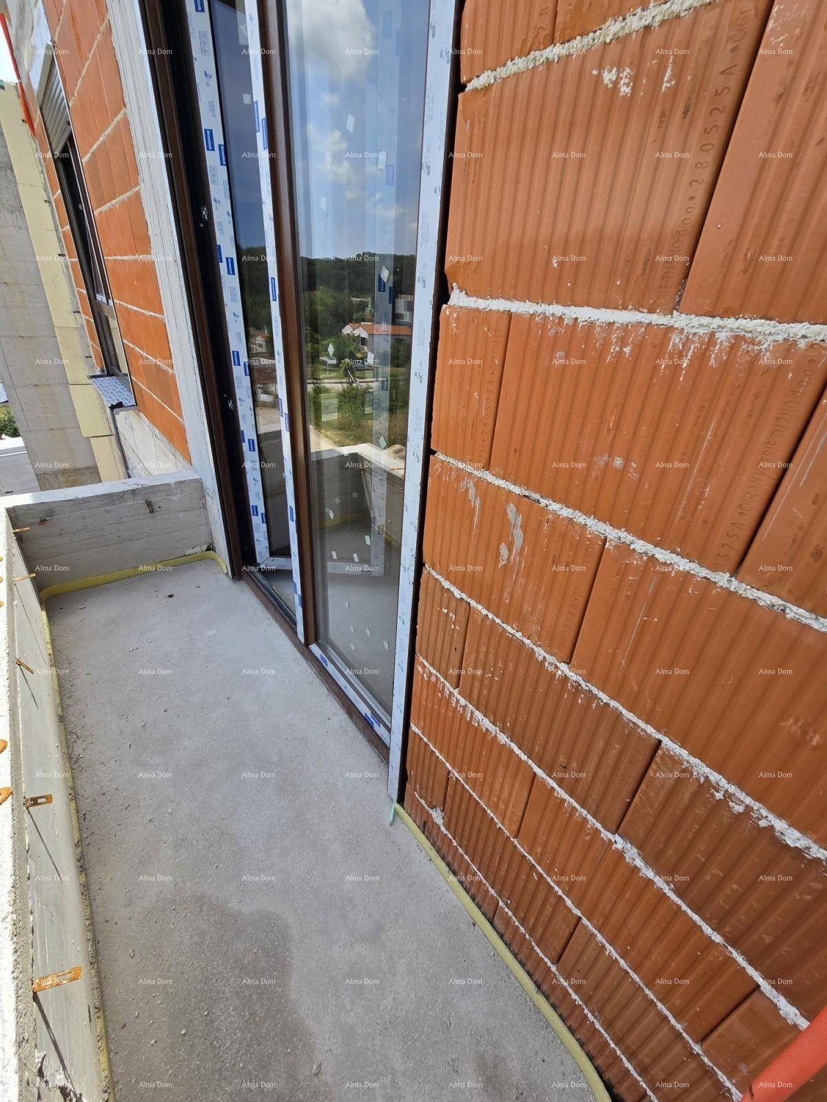 Schmaler, unfertiger Balkon mit Ziegelwand und Blick auf die grüne Umgebung.