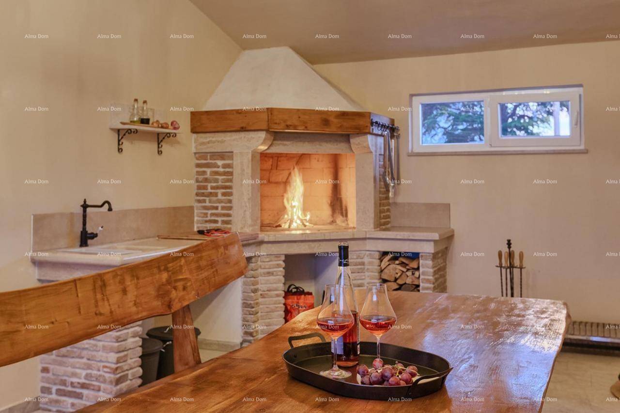 Gemütlicher Essbereich mit Kamin und rustikalem Holztisch, ideal für gesellige Abende.