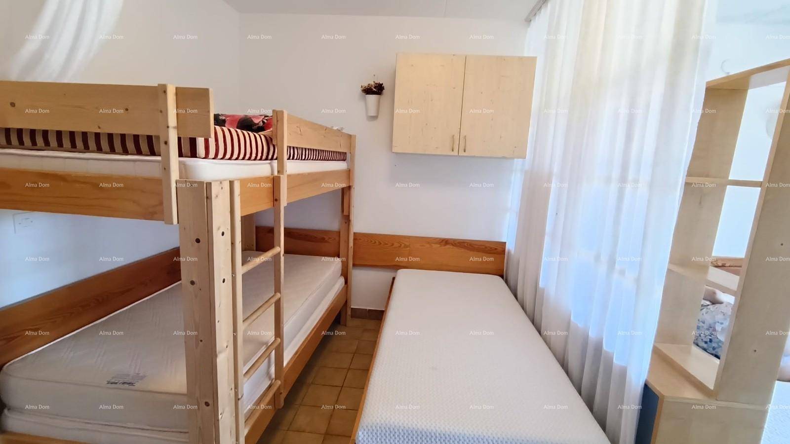 Schlafzimmer mit Etagenbett und einem Einzelbett, ideal für Familien oder Gruppen.