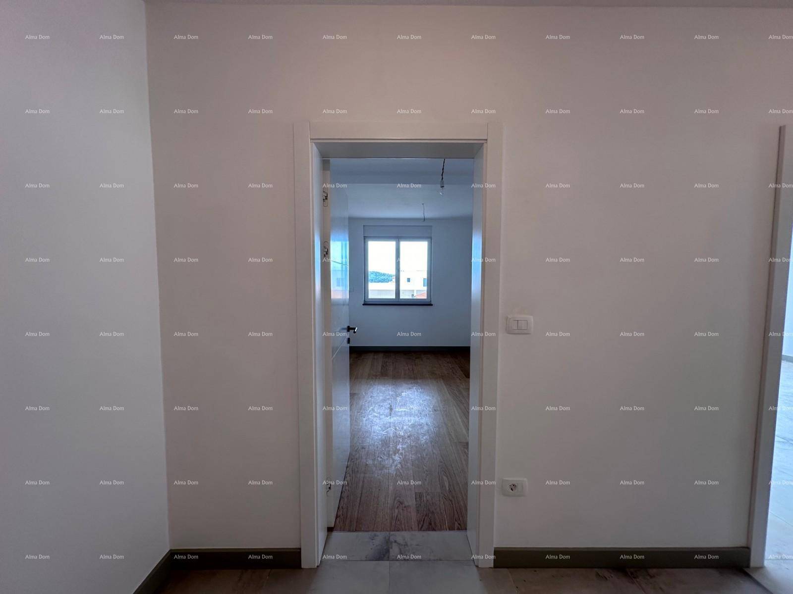 Heller Flur mit Fliesenboden, der den Blick in ein weiteres Zimmer mit Holzboden freigibt.