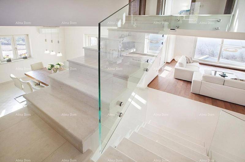 Heller, offener Wohnbereich mit moderner Glasgeländer-Treppe und Blick auf den Essbereich.