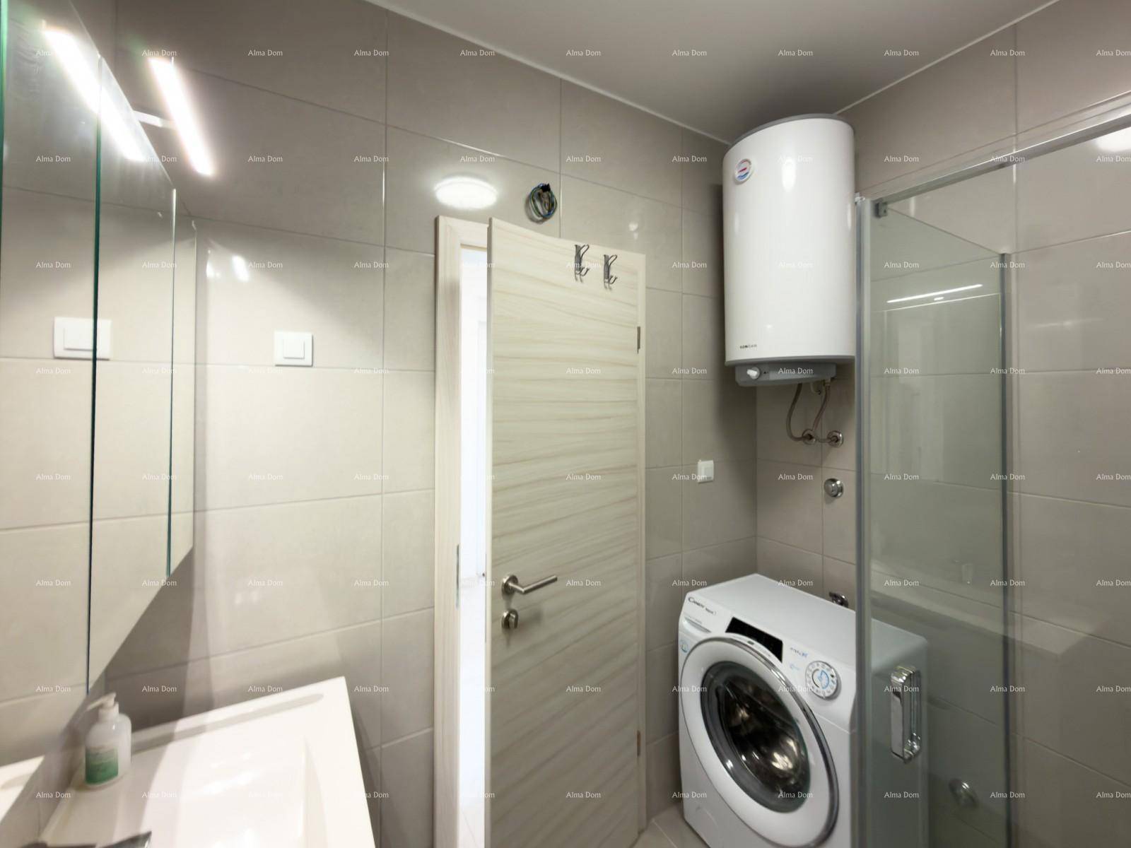 Modernes Badezimmer mit Duschkabine, Waschmaschine und Warmwasserboiler.