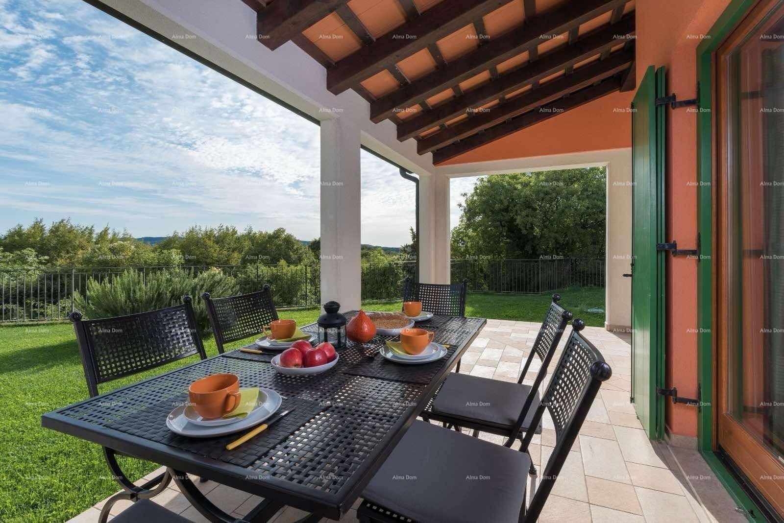 Gemütliche überdachte Terrasse mit Esstisch und Stühlen, ideal für Mahlzeiten im Freien mit Blick ins Grüne.