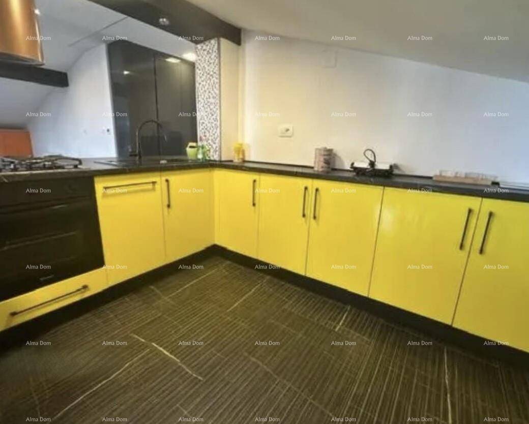 Moderne Küche mit leuchtend gelben Unterschränken, schwarzer Arbeitsplatte und integriertem Kochfeld.