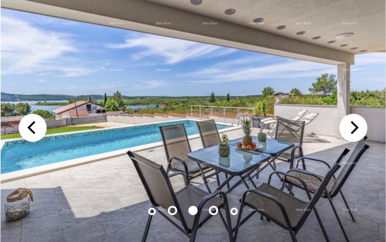 Sonniger Terrassenbereich mit Esstisch, Pool und weitem Blick auf das glitzernde Meer.