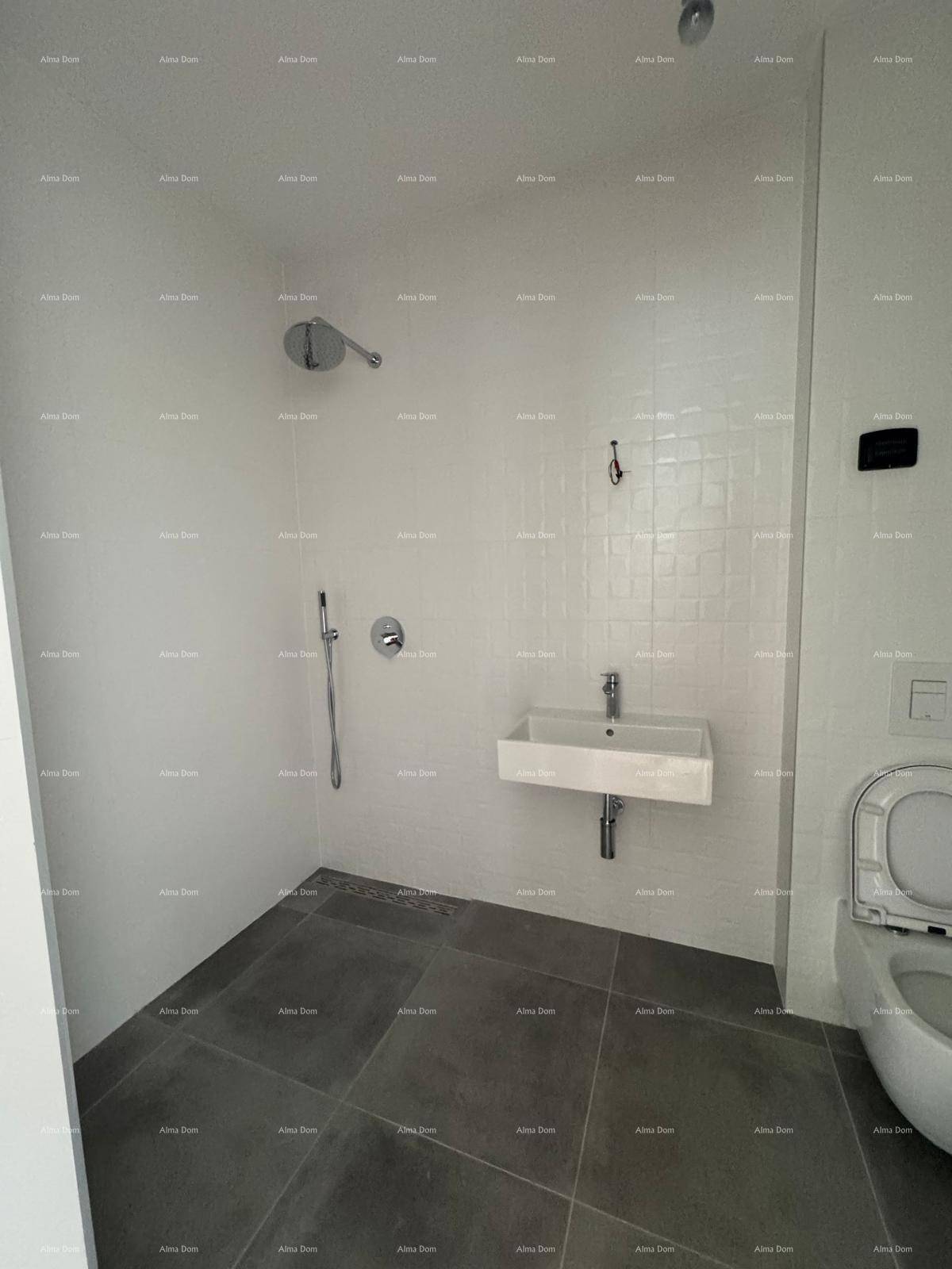 Modernes Badezimmer mit Dusche, wandhängendem Waschbecken und WC, ausgestattet mit grauen und weißen Fliesen.