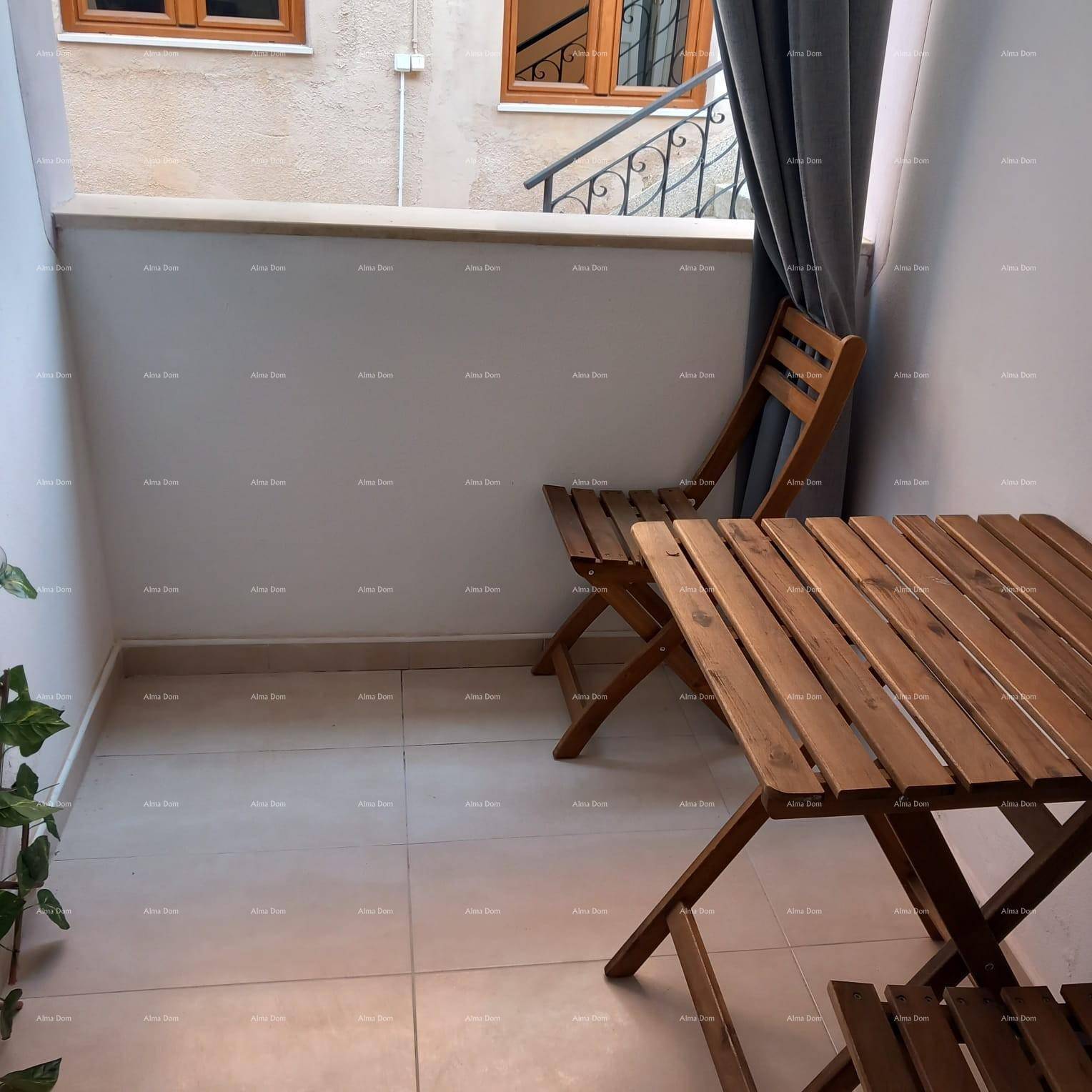 Gemütlicher Balkon mit Holztisch und Stühlen, ideal für entspannte Stunden im Freien.