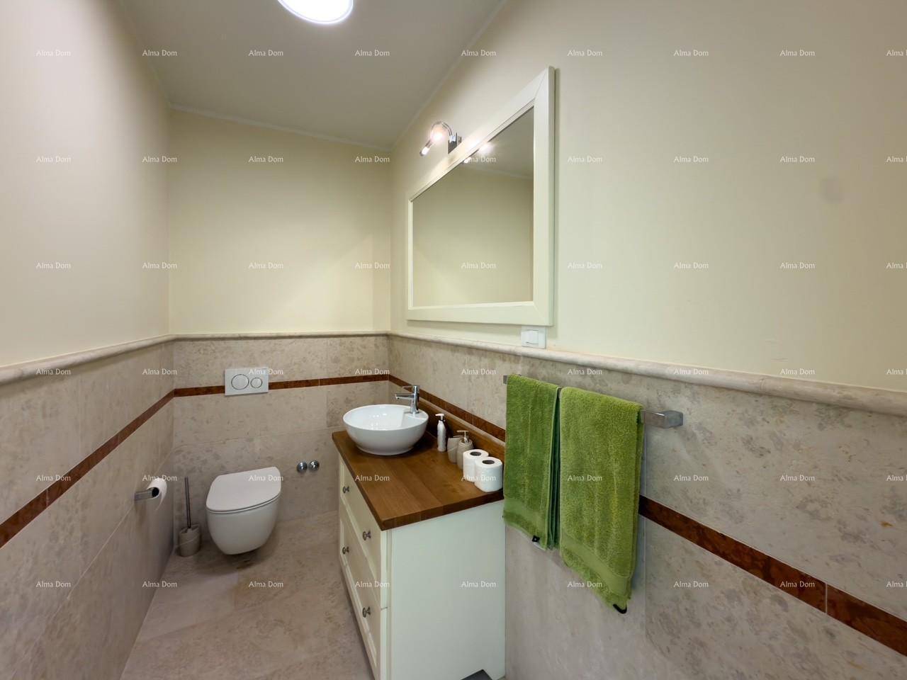 Modernes Gäste-WC mit Wand-WC, Aufsatzwaschbecken und stilvollen Fliesen in Beige und Braun.