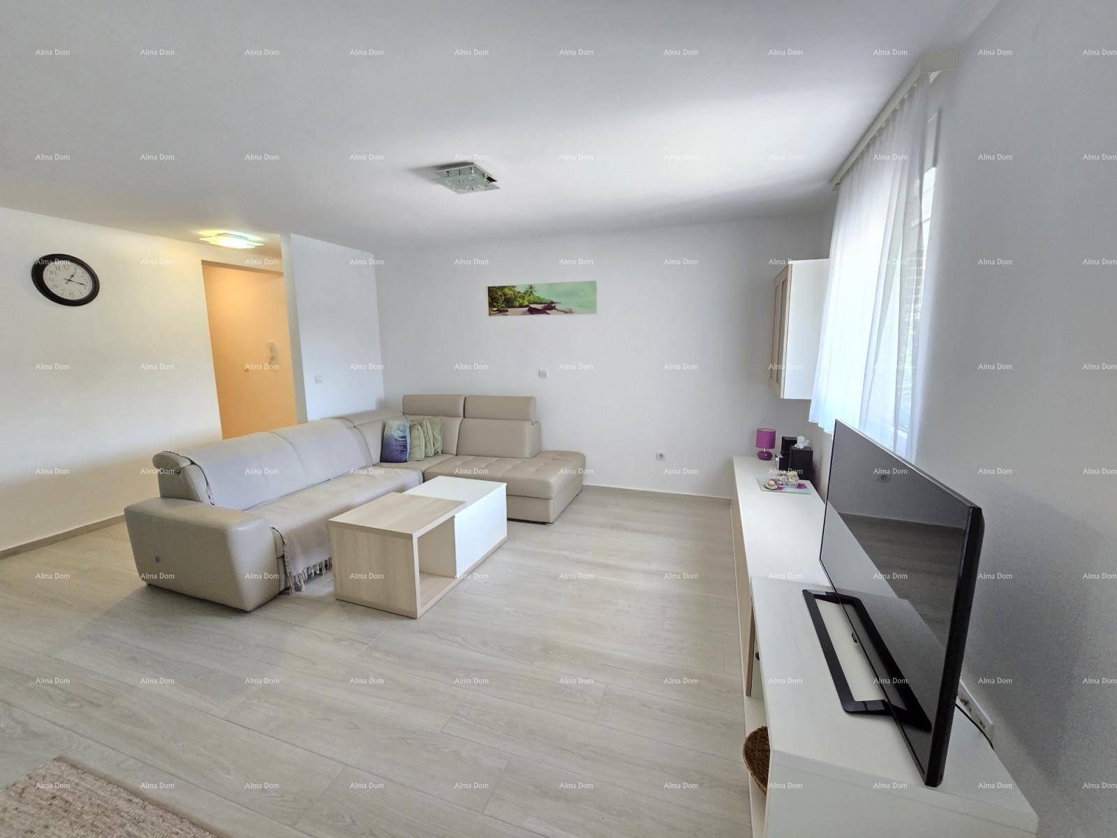 Gemütlicher Wohnbereich mit beigem Ecksofa, Couchtisch und Fernseher, hell und modern eingerichtet.
