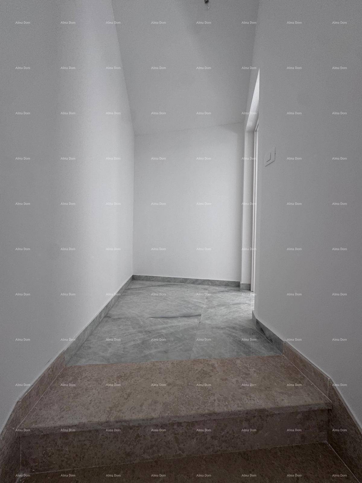 Heller Flur mit glänzenden Marmorfliesen und einer Treppe, die zu weiteren Räumen führt.
