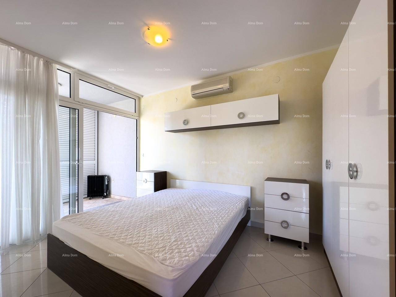 Schlafzimmer mit Doppelbett, Kleiderschrank, Klimaanlage und direktem Zugang zum Balkon.