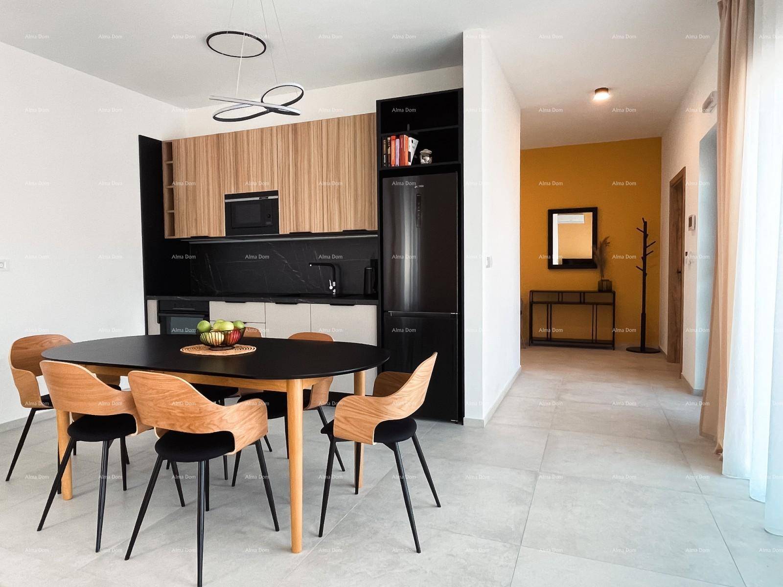 Moderne Küche mit Essbereich, Holzschränken und schwarzen Arbeitsplatten.