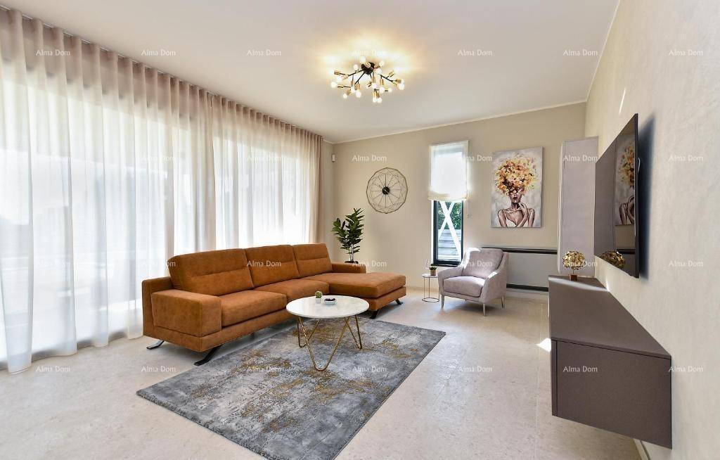 Gemütliches Wohnzimmer mit beiger Couch, modernem Teppich und großen Fenstern für viel Licht.