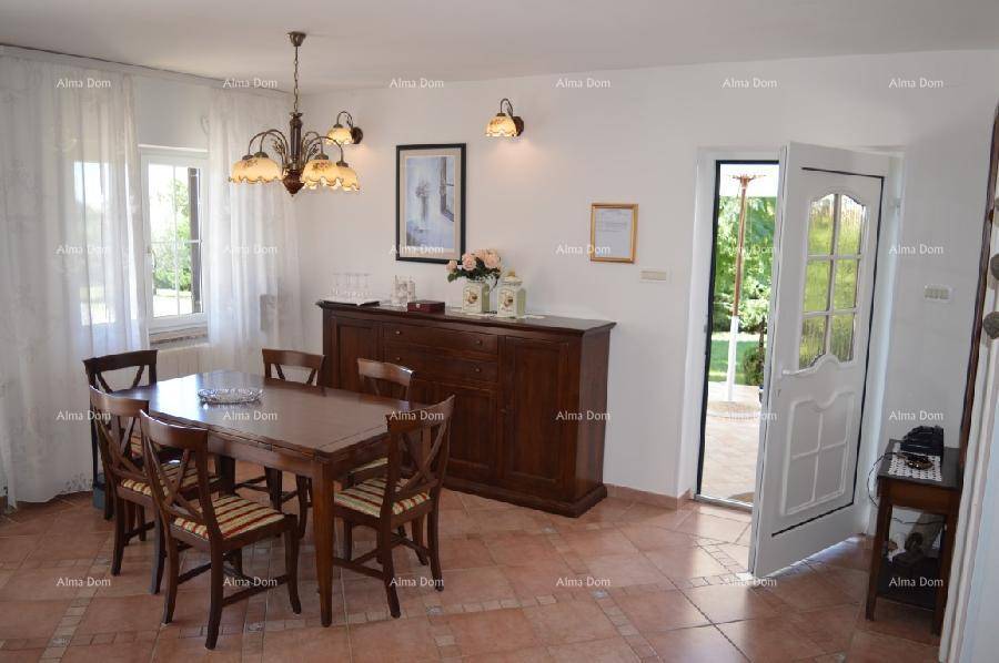 Gemütliches Esszimmer mit Holztisch, passenden Stühlen und direktem Zugang zum Garten.