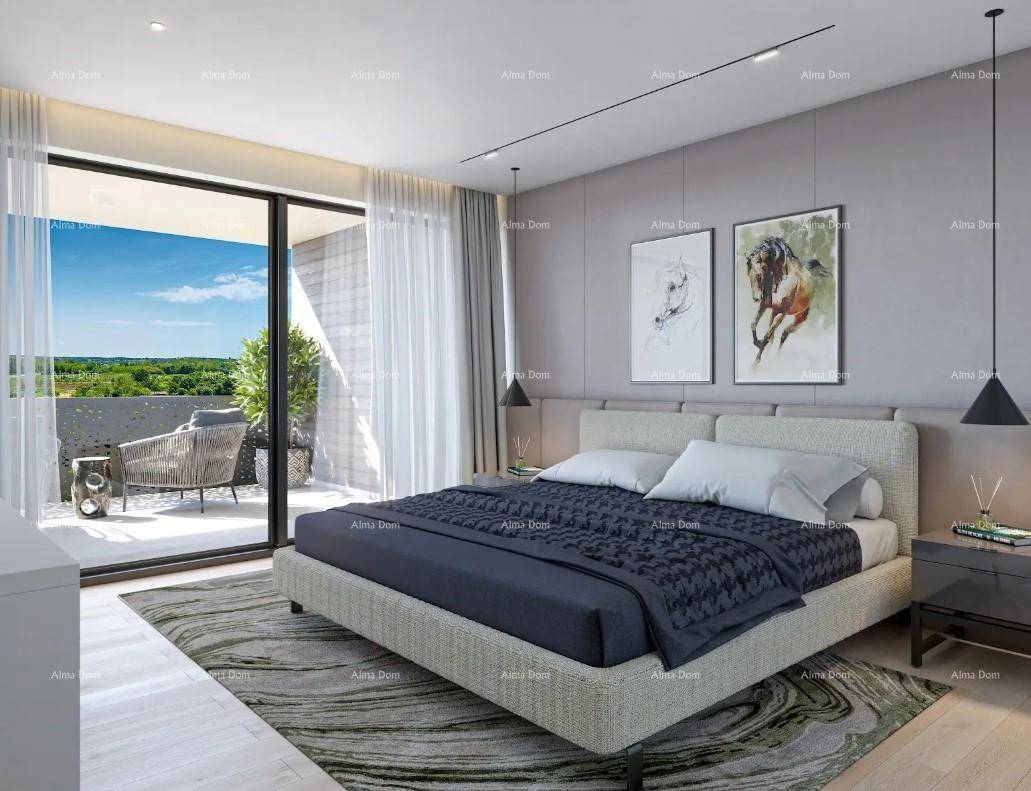Modernes Schlafzimmer mit großem Bett, Zugang zur Terrasse und Blick ins Grüne.